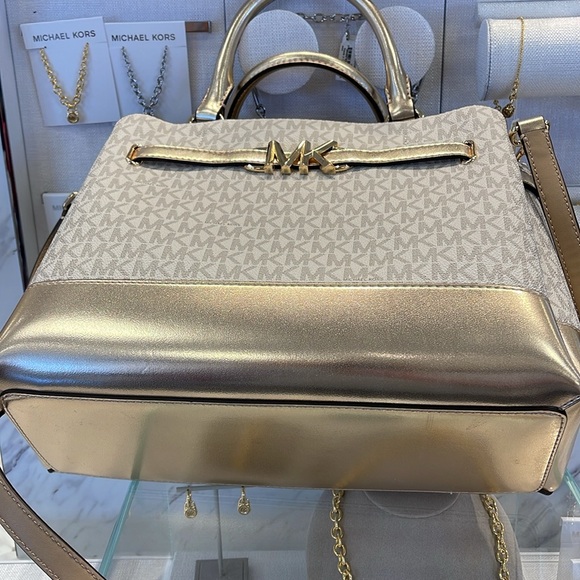 MICHAEL KORS 
Reed Large Central Zip Graphic Logo Belted Satchel
Pale Gold 
NWT - Picture 9 of 16
